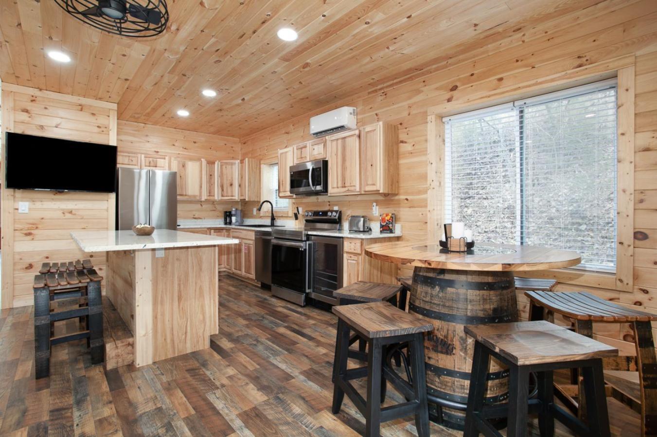 Вилла Whiskey Barrel W Hot Tub Arcade Game Fire Pit Севьервилл Экстерьер фото