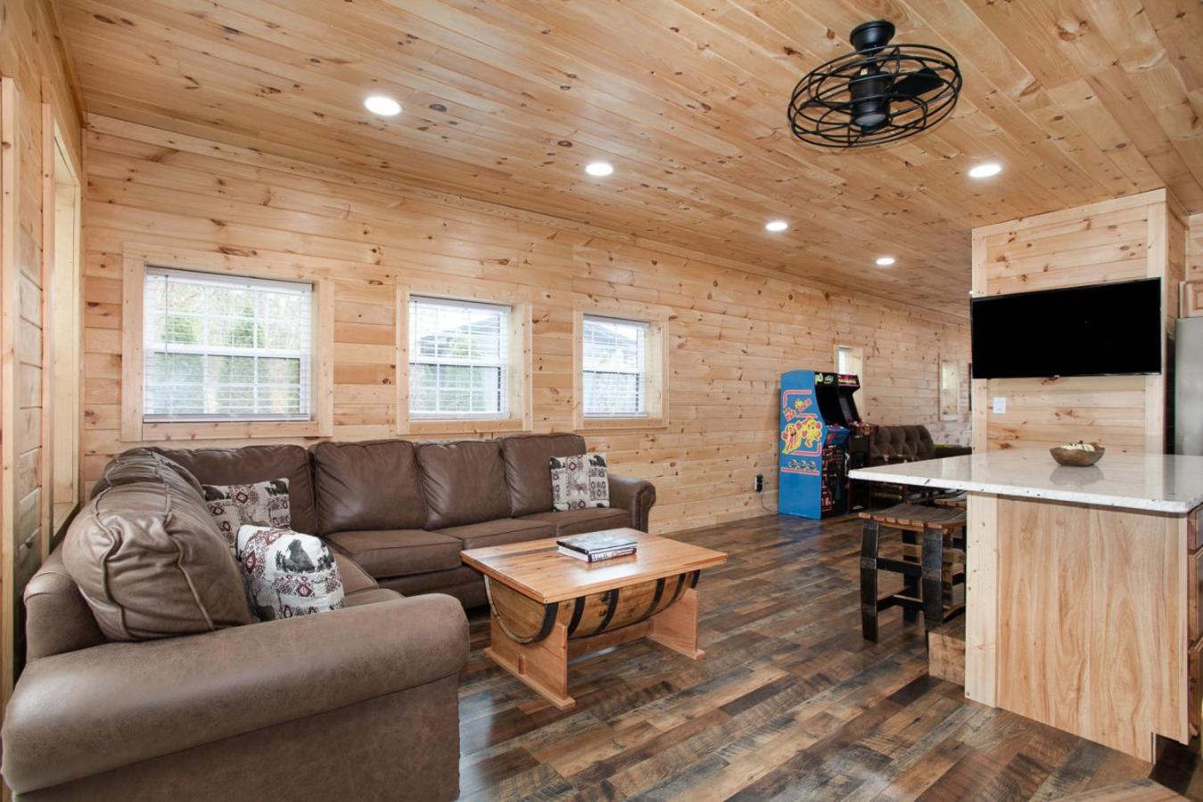 Вилла Whiskey Barrel W Hot Tub Arcade Game Fire Pit Севьервилл Экстерьер фото
