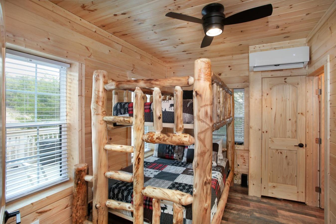 Вилла Whiskey Barrel W Hot Tub Arcade Game Fire Pit Севьервилл Экстерьер фото